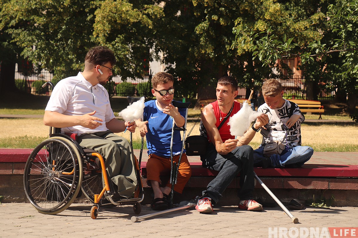 "Все вернется в другом формате". Девушка на коляске сняла фотоисторию про парня-колясочника