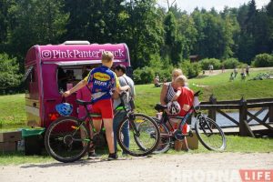 Дзіцячая мара прывяла ў бізнес. Фудтрак «Ружовая пантэра» частавала «Суседзяў» марозівам і не толькі Дзіцячая мара прывяла ў бізнес. Фудтрак «Ружовая пантэра» частавала «Суседзяў» марозівам і не толькі