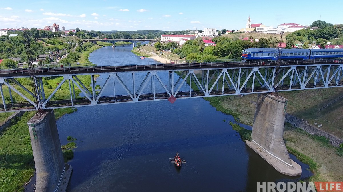 Средневековая ладья приплыла в Гродно под музыку волынки (+ дрон-видео)