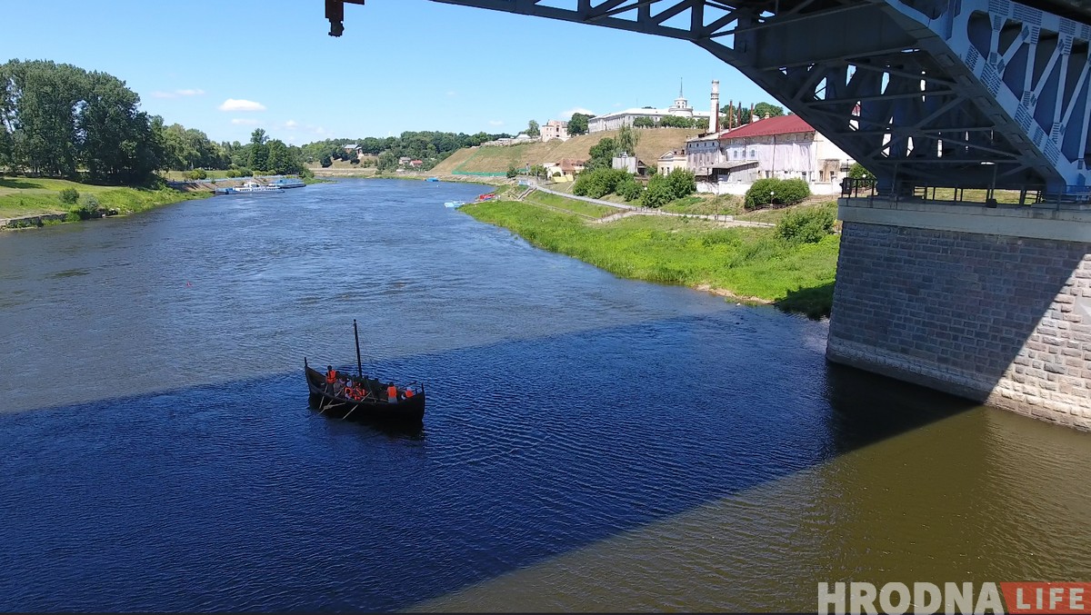 Средневековая ладья приплыла в Гродно под музыку волынки (+ дрон-видео)