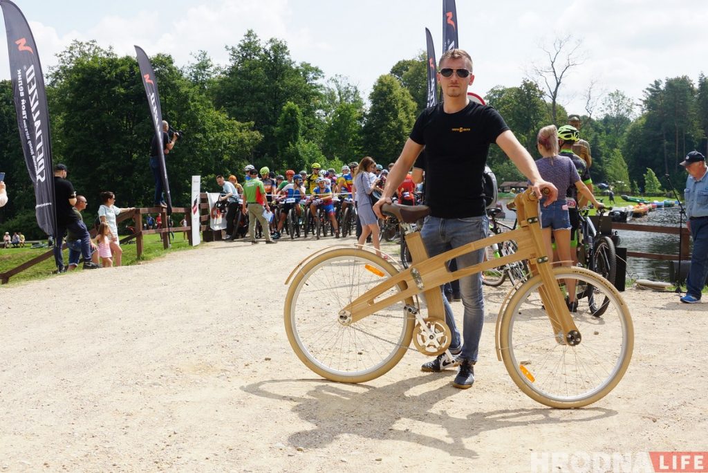 Драўляны ровар другі раз выйшаў на старт веламарафона “Суседзі”