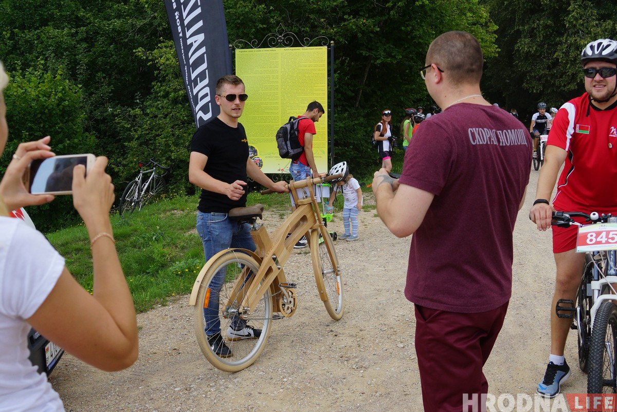 Драўляны ровар другі раз выйшаў на старт веламарафона “Суседзі”