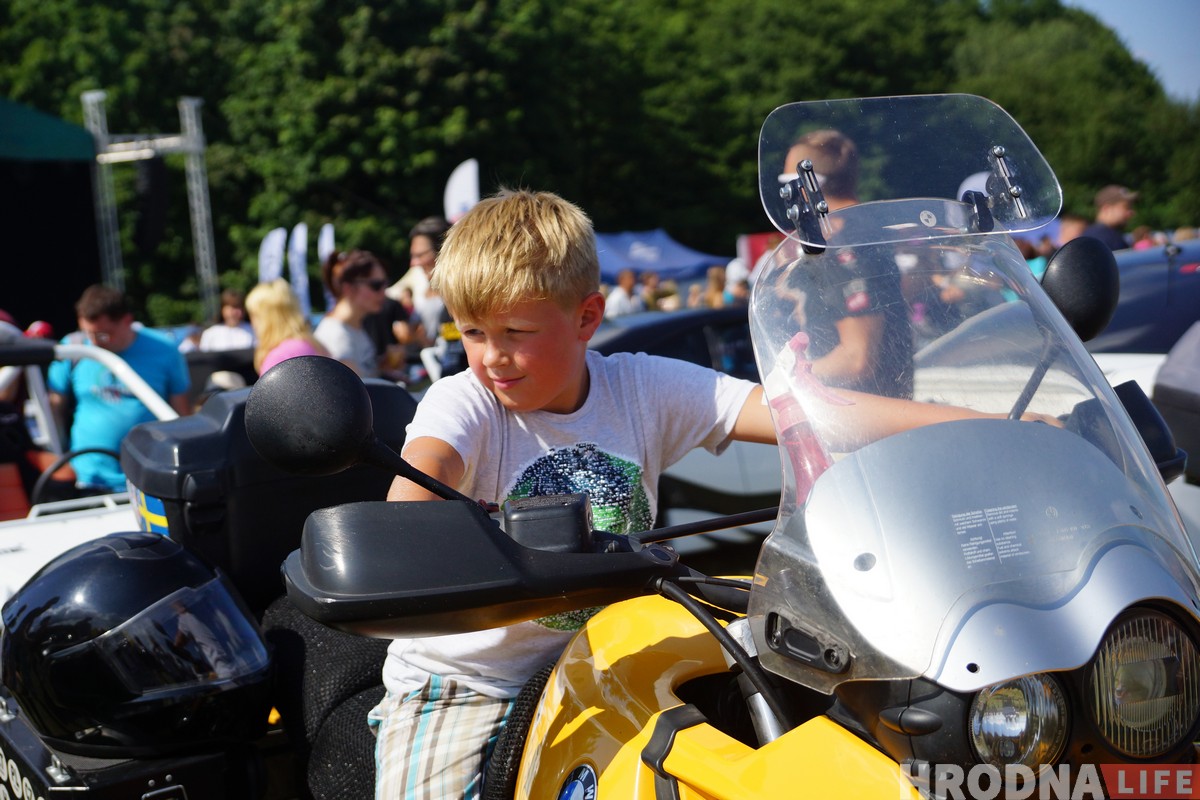 SunDay-2018: Гродзенцы хвалілі машыны, спаборнічалі ў конкурсах і рабілі сэлфі (фота) SunDay-2018: Гродзенцы хвалілі машыны, спаборнічалі ў конкурсах і рабілі сэлфі (фота)
