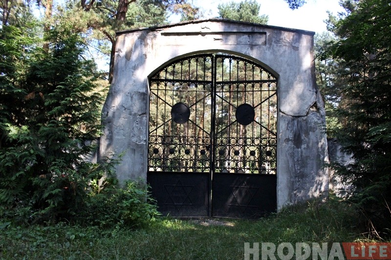 Турысты месяц не могуць патрапіць на яўрэйскія могілкі ў Гродне. Горад звольніў ахоўнікаў і паставіў замок