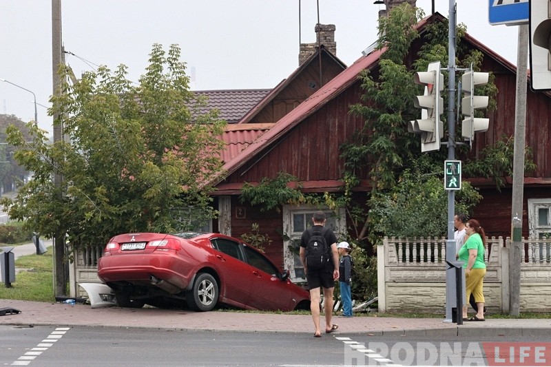 На праспекце Касманаўтаў Mitsubishi пасля аварыі адляцела ў плот жылога дома