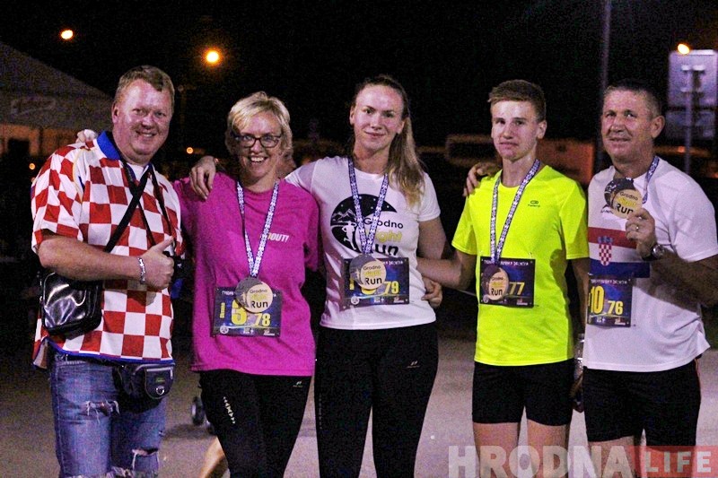 «Нечаканай прыемнасцю стаў сцяг каля старту». Харвацкая сям'я пра ўдзел у «Гродзенскай начной дзясятцы»