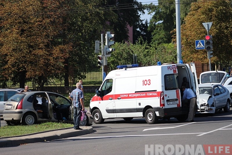 На Горкага сур'ёзнае ДТЗ. Пасажыр адной з машын вылецеў праз бакавое шкло