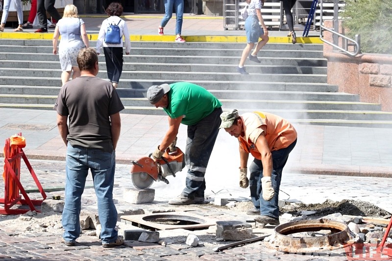 У Гродне працягваюць мяняць савецкія люкі на сучасныя з гербам горада