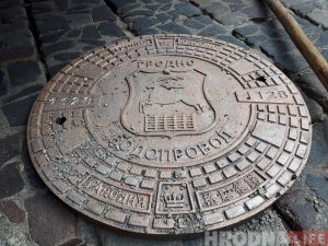 У Гродне працягваюць мяняць савецкія люкі на сучасныя з гербам горада