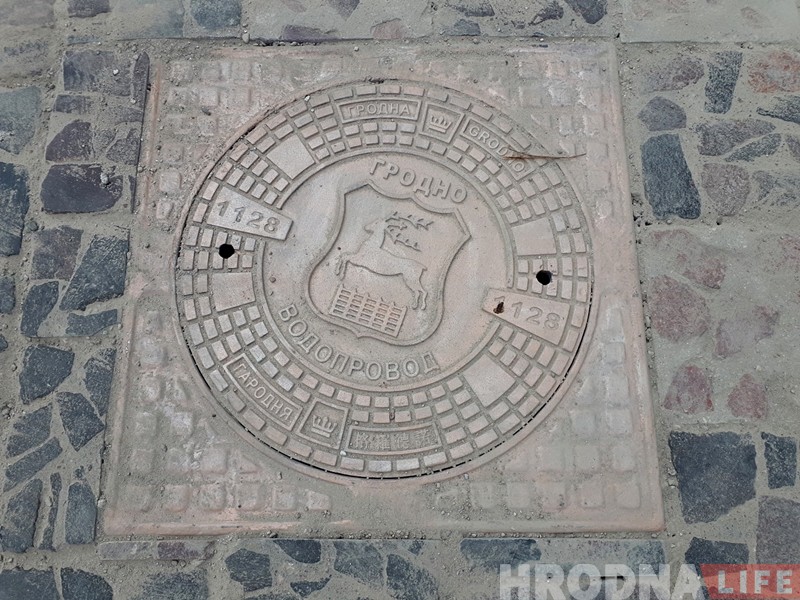 У Гродне працягваюць мяняць савецкія люкі на сучасныя з гербам горада