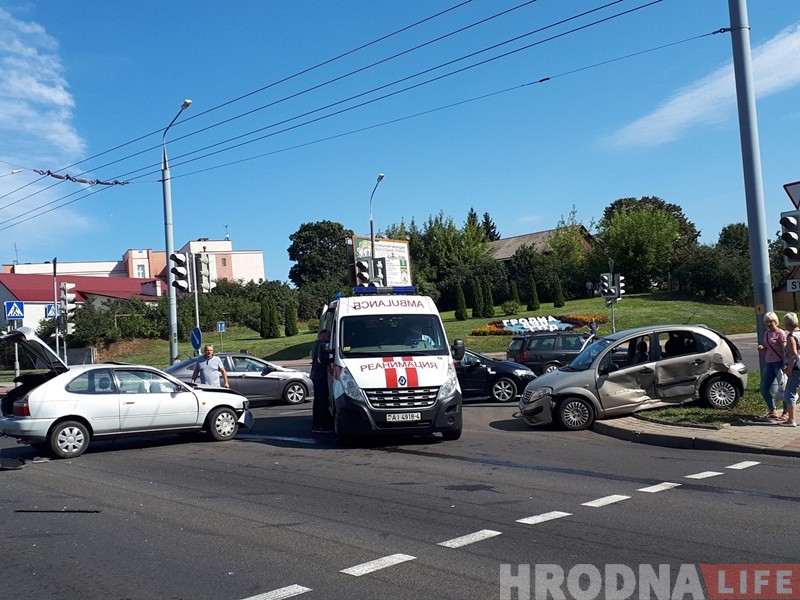 На Горкага сур'ёзнае ДТЗ. Пасажыр адной з машын вылецеў праз бакавое шкло