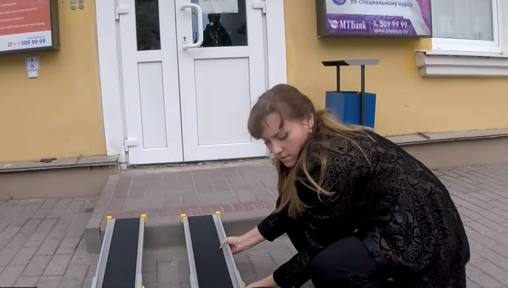Інвалід з Ліды Саша Аўдзевіч узяў крэдыт у банку, каб падараваць яму мабільны пандус (дапоўнена)