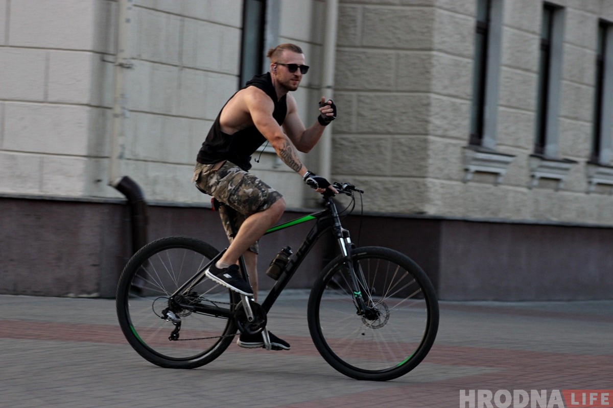 Глядзі, што робіць! Гродзенец катаецца на адным коле і ўжо праехаў усю Савецкую