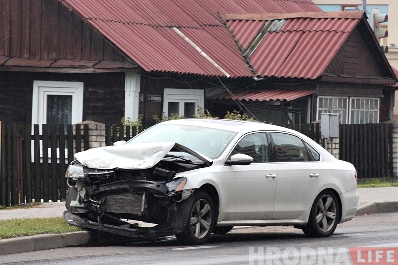 На праспекце Касманаўтаў Mitsubishi пасля аварыі адляцела ў плот жылога дома