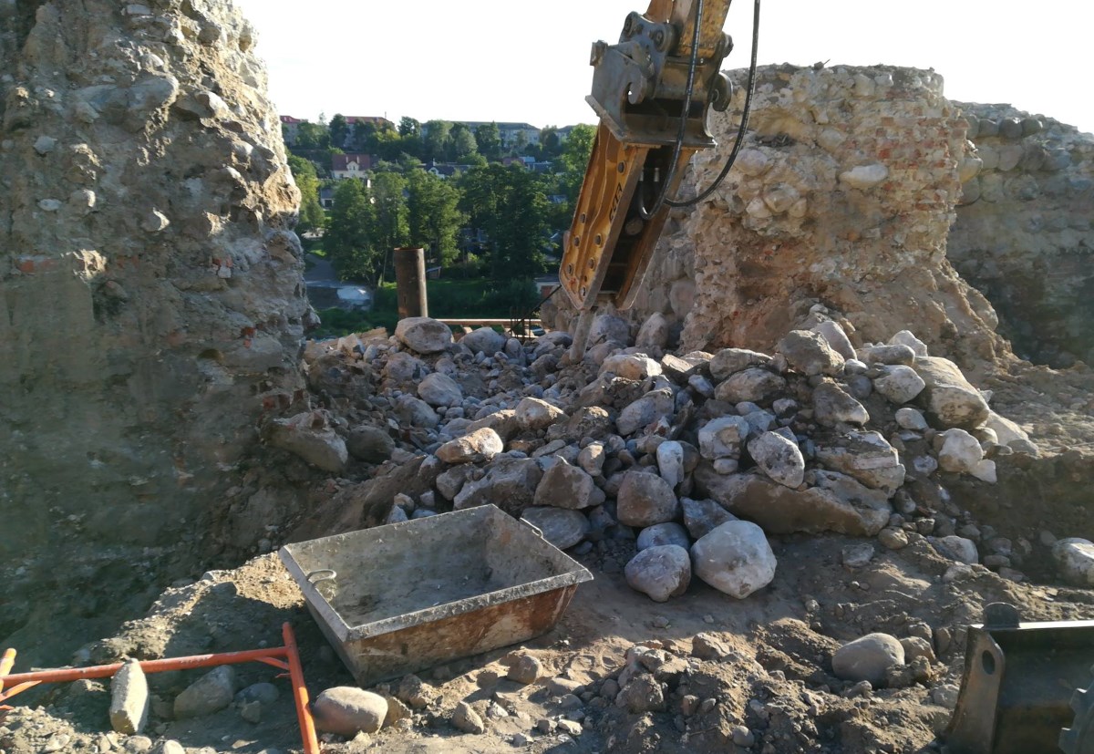 У Гродне з адбойнікам разабралі фрагмент «сцяны Вітаўта» ў Старым замку