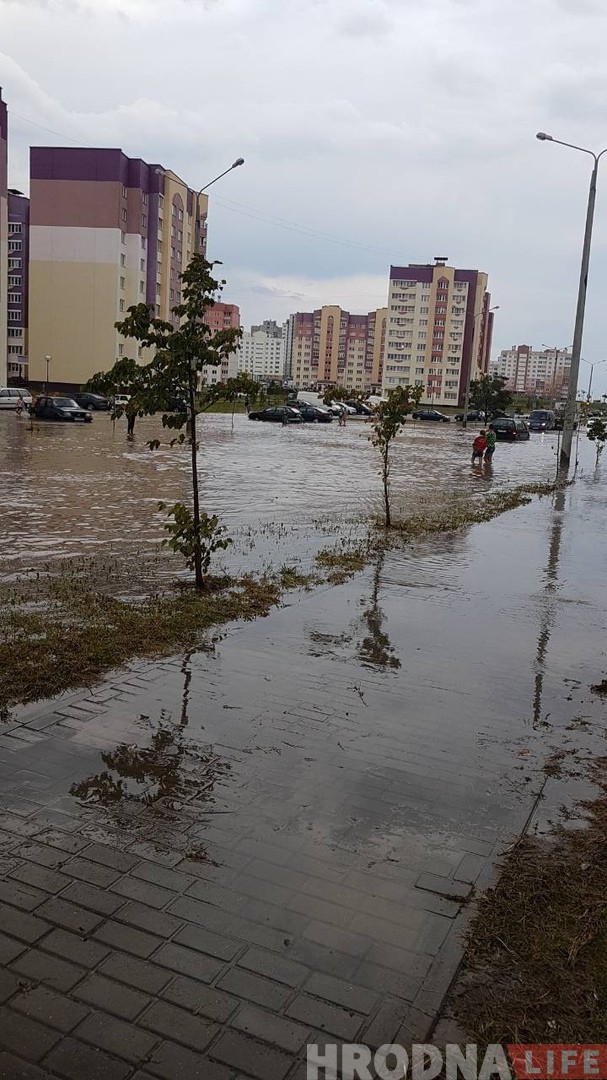 ВІДЭА: Моцная залева затапіла Альшанку - паплыла вуліца Орды ВІДЭА: Моцная залева затапіла Альшанку - паплыла вуліца Орды