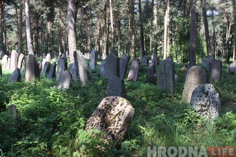 Турысты месяц не могуць патрапіць на яўрэйскія могілкі ў Гродне. Горад звольніў ахоўнікаў і паставіў замок