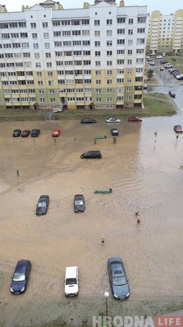 ВІДЭА: Моцная залева затапіла Альшанку - паплыла вуліца Орды ВІДЭА: Моцная залева затапіла Альшанку - паплыла вуліца Орды
