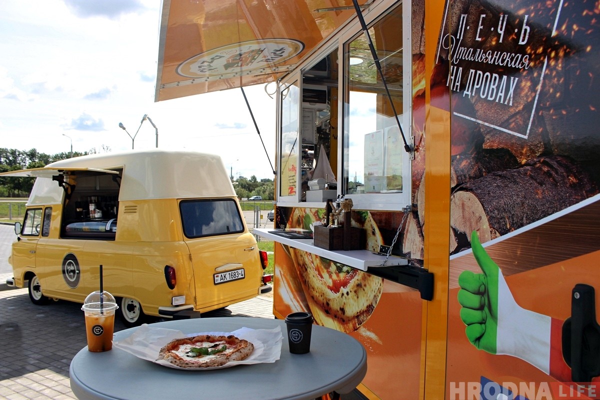 Гродзенскія фудтракі аб'ядноўваюцца: на Таўлая зараз не толькі напоі, але і піца