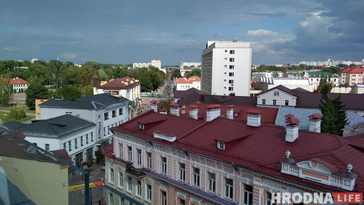Стары горад як на далоні: на даху ГД «Нёман» адкрылася назіральная пляцоўка і кафэ Стары горад як на далоні: на даху ГД «Нёман» адкрылася назіральная пляцоўка і кафэ