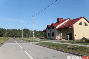 На дарозе танкі, транспарту няма, вуліцы без святла. Жыхары "элітнага" раёна Ласосна-4 папрасілі дапамогі ў Матолькі