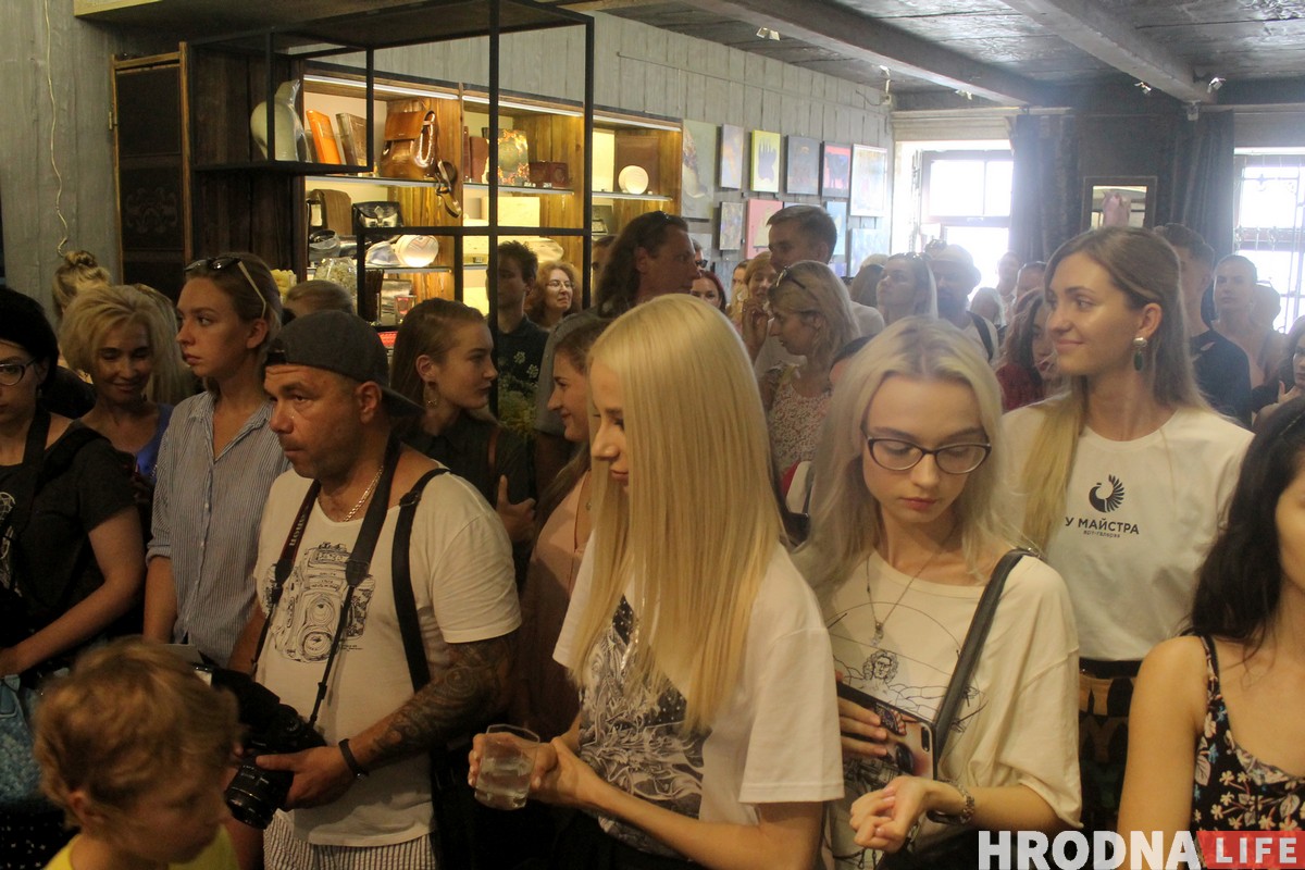 "Майка - гэта заўсёды пасыл". Галерэя "У Майстра" выпусціла футболкі з прынтамі гродзенскіх мастакоў "Майка - гэта заўсёды пасыл". Галерэя "У Майстра" выпусціла футболкі з прынтамі гродзенскіх мастакоў