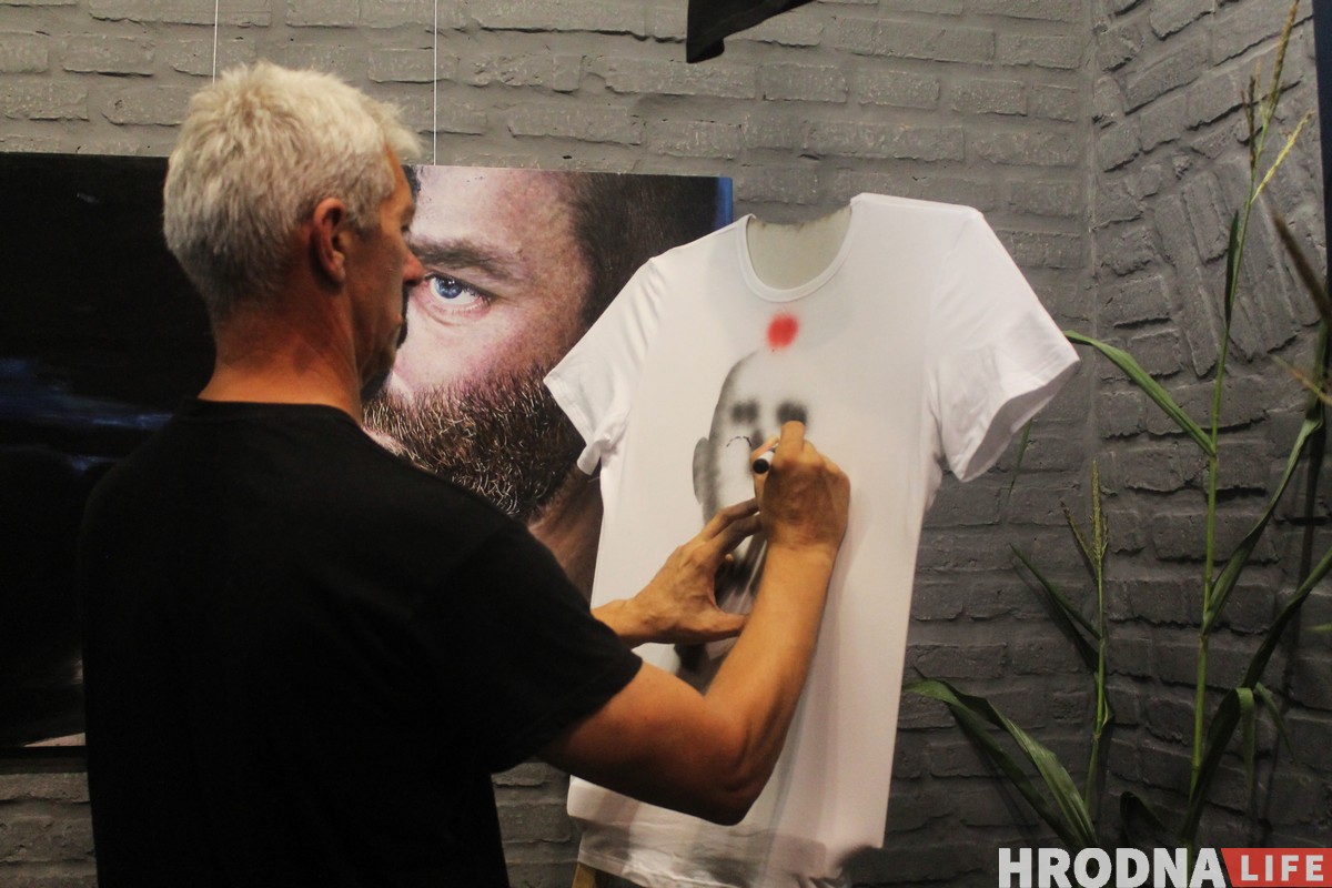 "Майка - гэта заўсёды пасыл". Галерэя "У Майстра" выпусціла футболкі з прынтамі гродзенскіх мастакоў "Майка - гэта заўсёды пасыл". Галерэя "У Майстра" выпусціла футболкі з прынтамі гродзенскіх мастакоў