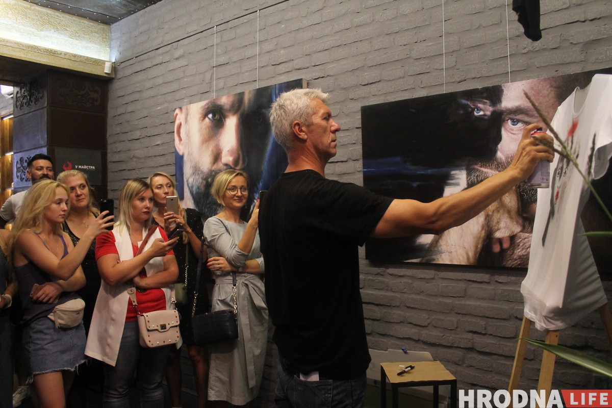 "Майка - гэта заўсёды пасыл". Галерэя "У Майстра" выпусціла футболкі з прынтамі гродзенскіх мастакоў "Майка - гэта заўсёды пасыл". Галерэя "У Майстра" выпусціла футболкі з прынтамі гродзенскіх мастакоў