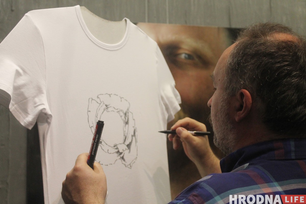 "Майка - гэта заўсёды пасыл". Галерэя "У Майстра" выпусціла футболкі з прынтамі гродзенскіх мастакоў "Майка - гэта заўсёды пасыл". Галерэя "У Майстра" выпусціла футболкі з прынтамі гродзенскіх мастакоў