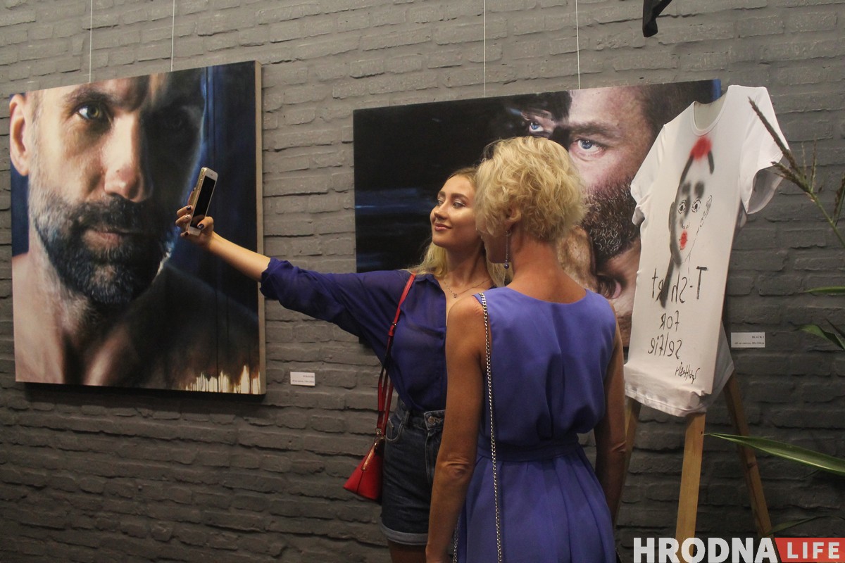 "Майка - гэта заўсёды пасыл". Галерэя "У Майстра" выпусціла футболкі з прынтамі гродзенскіх мастакоў "Майка - гэта заўсёды пасыл". Галерэя "У Майстра" выпусціла футболкі з прынтамі гродзенскіх мастакоў