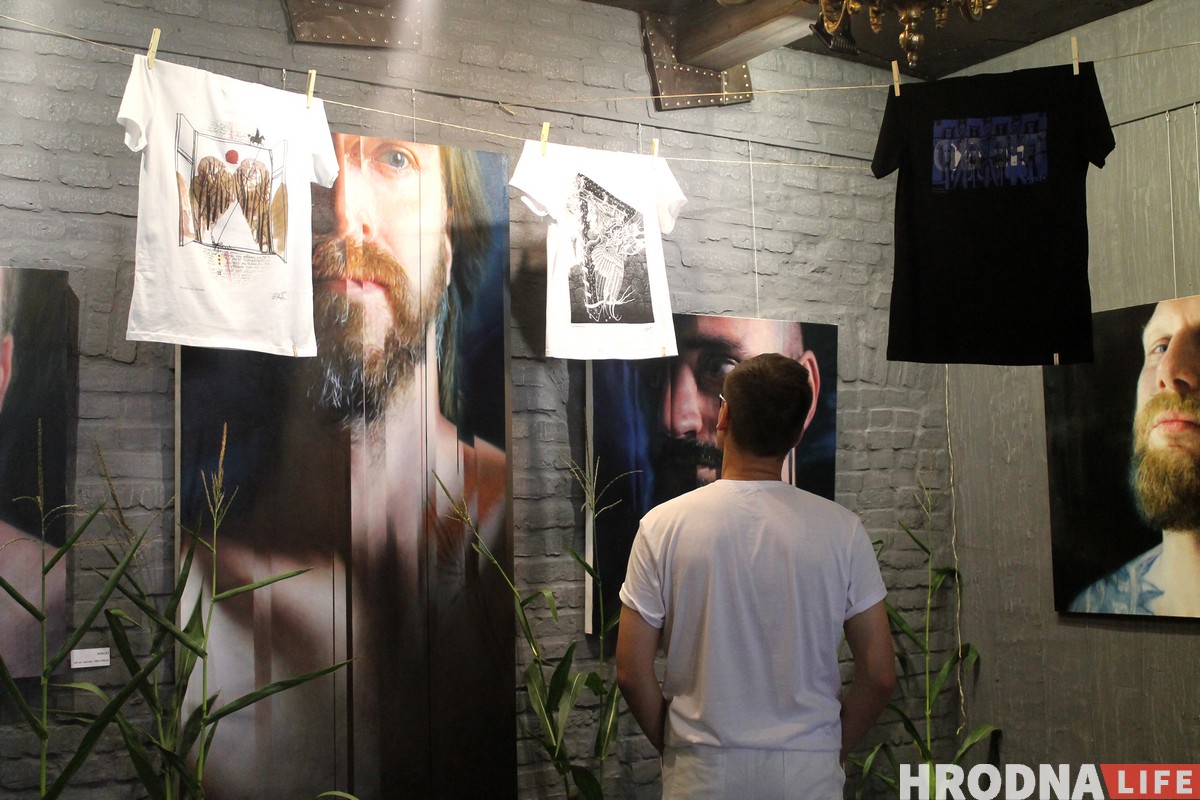 "Майка - гэта заўсёды пасыл". Галерэя "У Майстра" выпусціла футболкі з прынтамі гродзенскіх мастакоў "Майка - гэта заўсёды пасыл". Галерэя "У Майстра" выпусціла футболкі з прынтамі гродзенскіх мастакоў