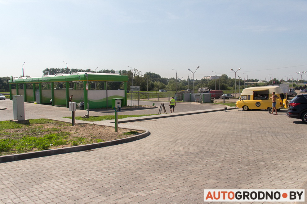 «Зарядных станций больше, чем электроавтомобилей». В Гродно появилась еще одна «зарядка»