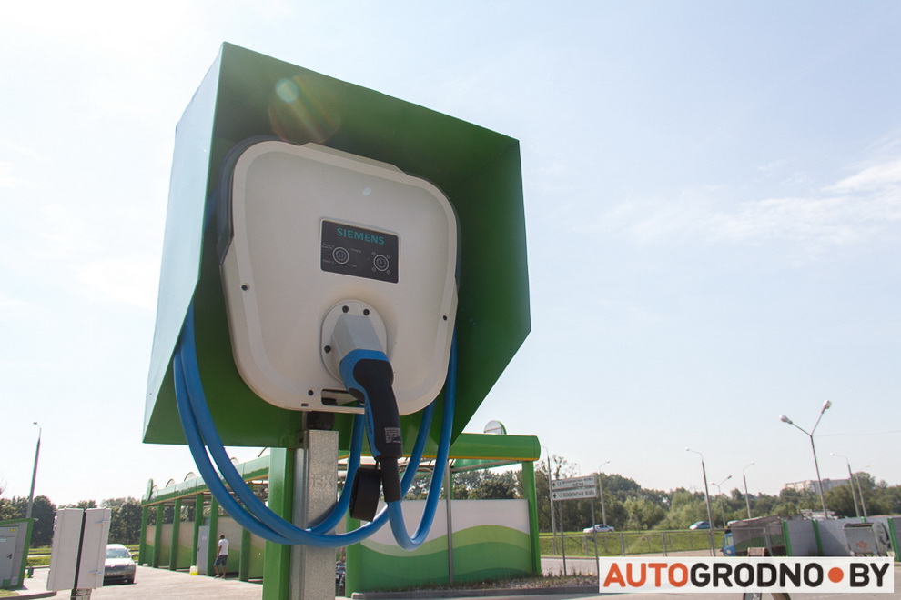 "Зарадных станцый больш, чым электрааўтамабіляў". У Гродне з'явілася яшчэ адна "зарадка"