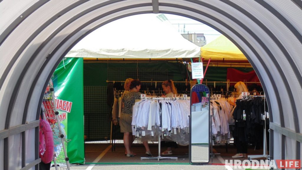 Самы дарагі клас, 22 рублі на школьніка і “Дневники” толькі па-руску. Рэпартаж са школьнага кірмаша ў Гродне