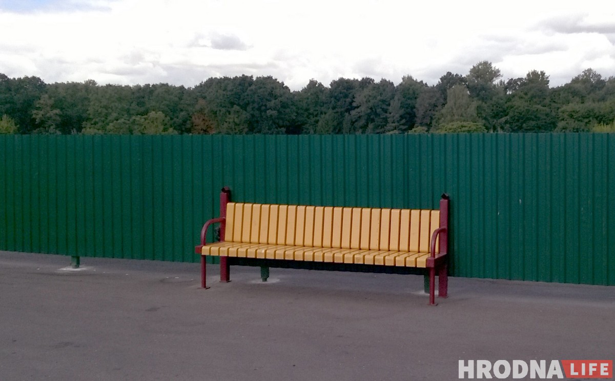 Зацаніце, якую лавачку для турыстаў паставілі ля сінагогі (насамрэч, сорамна)