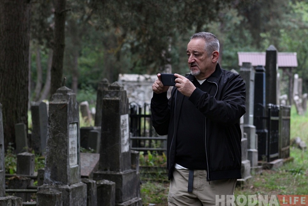 "Людзі прыязджаюць, а брама зачынена". Як аргентынцы шукалі магілы сваякоў на яўрэйскіх могілках у Гродне