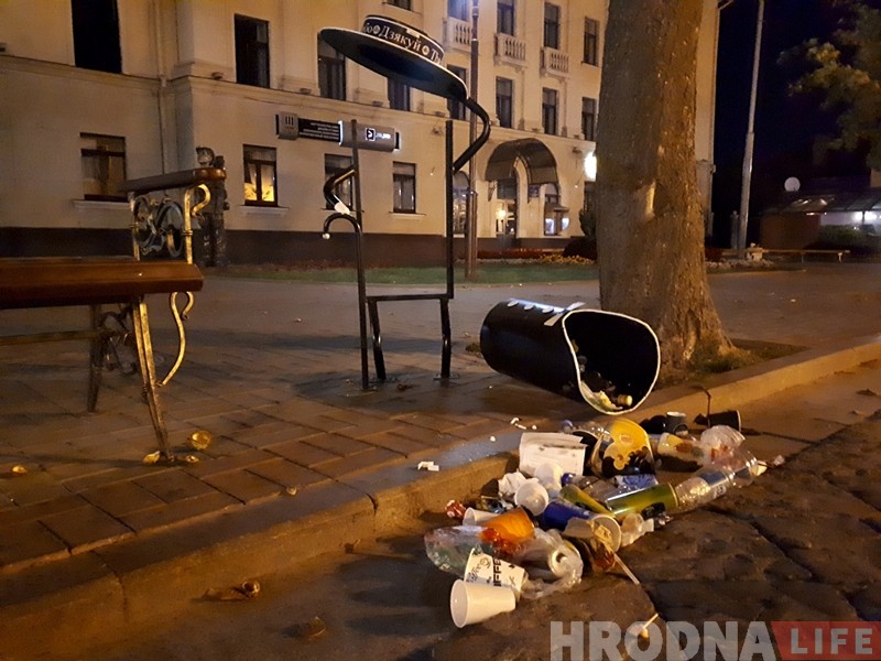 Фотафакт: у цэнтры Гродна пашкодзілі першага "джэнтльмена"
