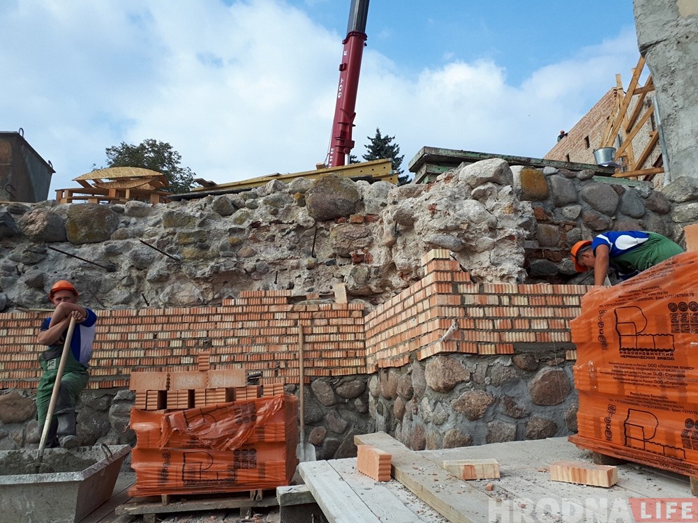 Муры Старога замка закладваюць таннай цэглай. Краязнаўцы б'юць трывогу