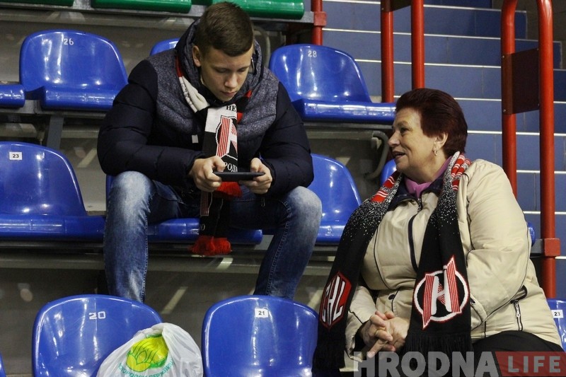 «Падтрымліваю не толькі ўнука, але і ўсю каманду». Як бабуля Галя заўзее за «Нёман»