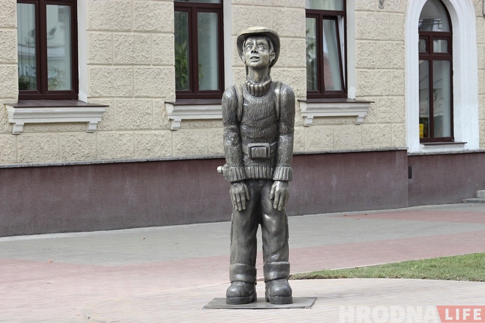 Двухметровая фігура падарожніка з'явілася ў цэнтры Гродна