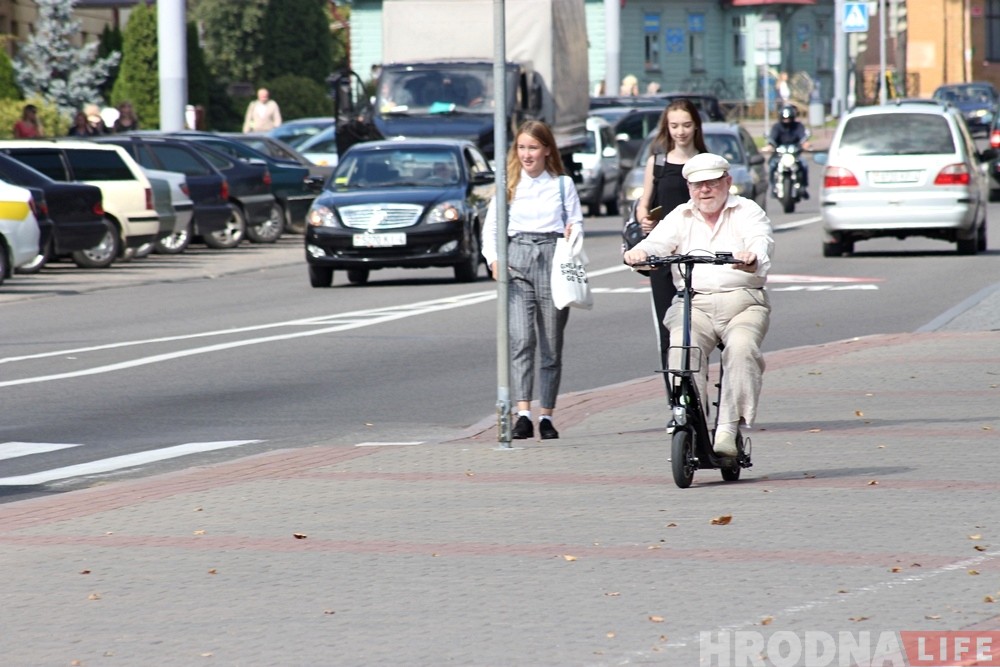 «Варты патрачаных грошай». Гродзенскі пенсіянер набыў электрасамакат і не шкадуе аб гэтым