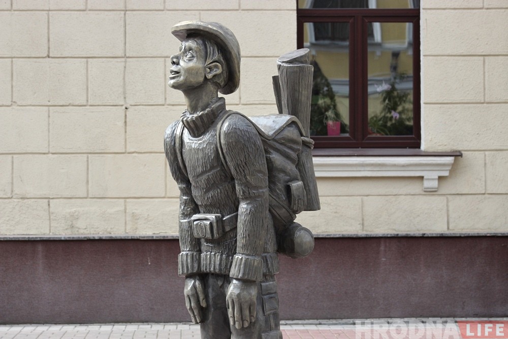 Двухметровая фігура падарожніка з'явілася ў цэнтры Гродна