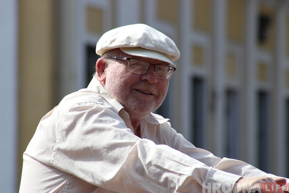 «Варты патрачаных грошай». Гродзенскі пенсіянер набыў электрасамакат і не шкадуе аб гэтым