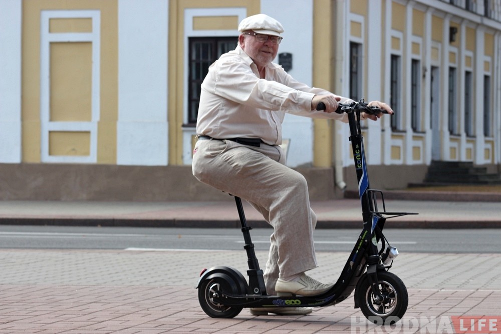 «Варты патрачаных грошай». Гродзенскі пенсіянер набыў электрасамакат і не шкадуе аб гэтым