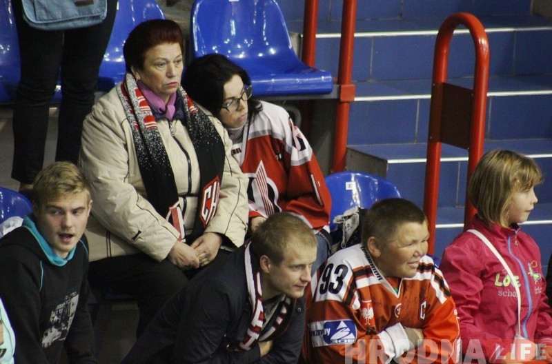 «Падтрымліваю не толькі ўнука, але і ўсю каманду». Як бабуля Галя заўзее за «Нёман»