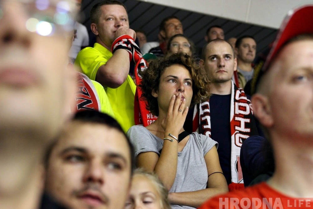 «Лепшы ўспамін пра Гродна - хакей». Як кітаянка з францужанкай заўзелі за «Нёман» на фан-сектары