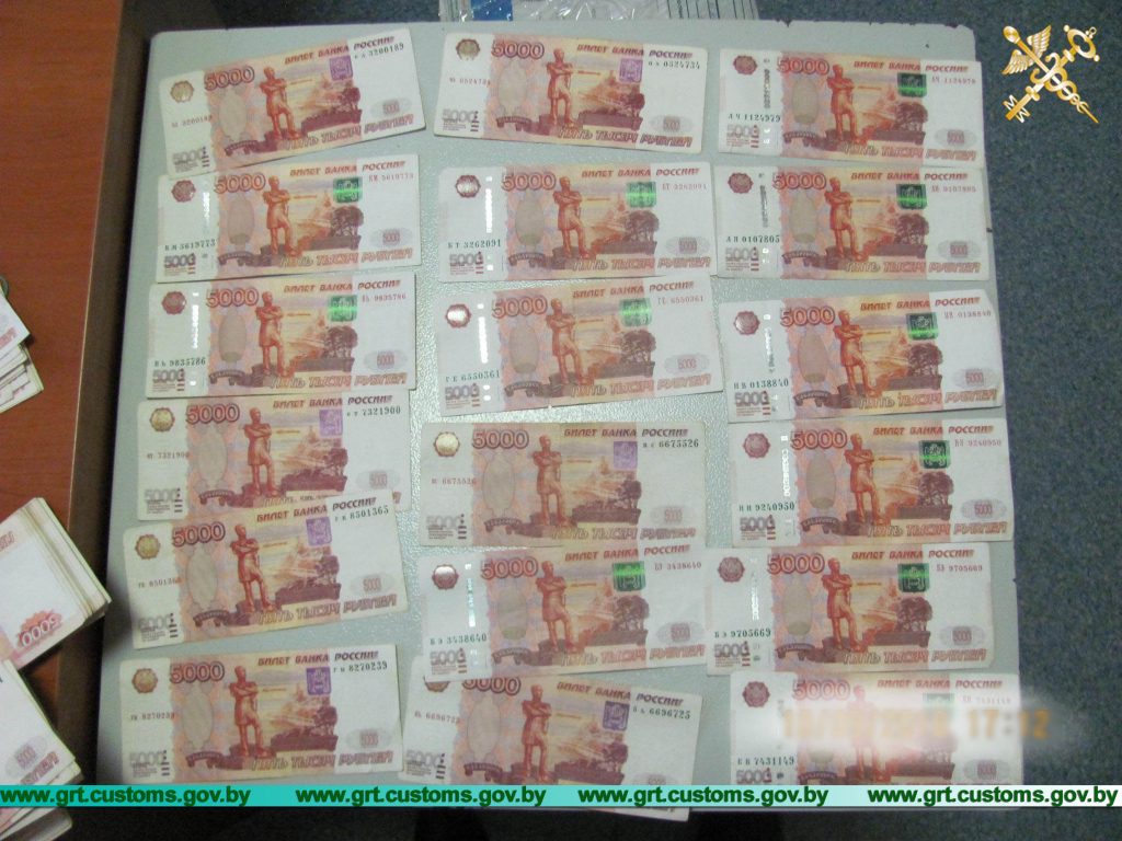 Трое расіян хацелі ўвезці ў Беларусь 71 тысячу даляраў без дэкларацыі. Цяпер іх канфіскуюць