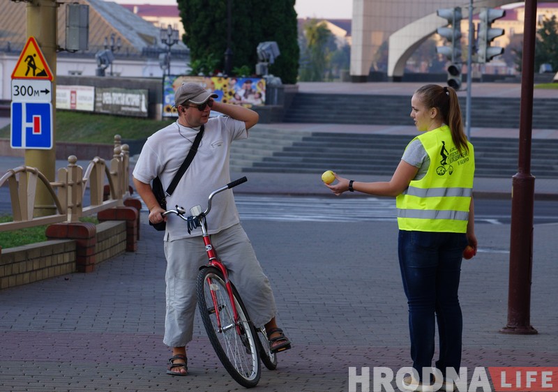 Яблык, усмешка і добры настрой. 100 гродзенцаў на роварах атрымалі ранішнія падарункі ад ВелаГродна Яблык, усмешка і добры настрой. 100 гродзенцаў на роварах атрымалі ранішнія падарункі ад ВелаГродна