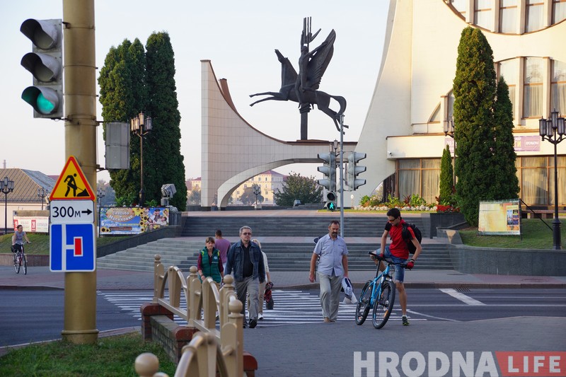 Яблык, усмешка і добры настрой. 100 гродзенцаў на роварах атрымалі ранішнія падарункі ад ВелаГродна Яблык, усмешка і добры настрой. 100 гродзенцаў на роварах атрымалі ранішнія падарункі ад ВелаГродна