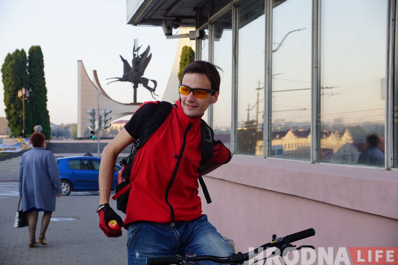 Яблык, усмешка і добры настрой. 100 гродзенцаў на роварах атрымалі ранішнія падарункі ад ВелаГродна Яблык, усмешка і добры настрой. 100 гродзенцаў на роварах атрымалі ранішнія падарункі ад ВелаГродна